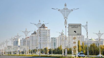 ‘व्हाइट मार्बल सिटी’ च्या नावाने ओळखलं जातं हे शहर, बिल्डिंगपासून गाड्यांपर्यंत इथे सर्वांचाच रंग दिसेल पांढरा