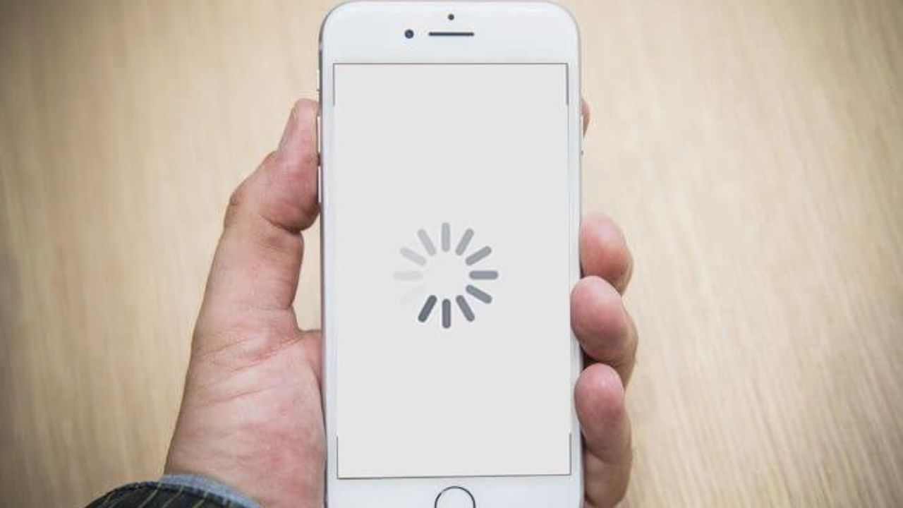 फोन सतत स्लो होतोय? फक्त या 4 ट्रिक्स वापरा आणि स्पीड वाढवा काही मिनिटांत!