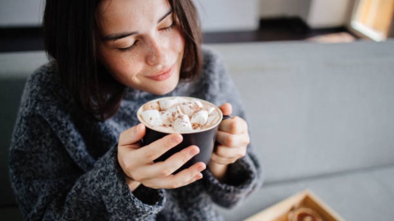 हिवाळ्यात शरीराला गरम ठेवतात हे पदार्थ, नियमित सेवन करा… रात्री ब्लँकेट घेण्याचीही गरज भासणार नाही 
