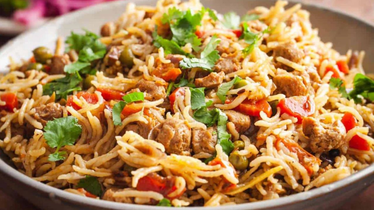 साधा भात कशाला, घरी बनवा हॉटेल स्टाईल ‘सोया फ्राइड राईस’; चायनीज लव्हर्ससाठी खास, नोट करा रेसिपी