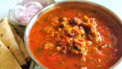 Recipe : चिकन-मटणालाही मागे टाकेल ही गावराण रसरशीत भाजी; थंडीच्या दिवसांत गरमा गरम बनवून खा