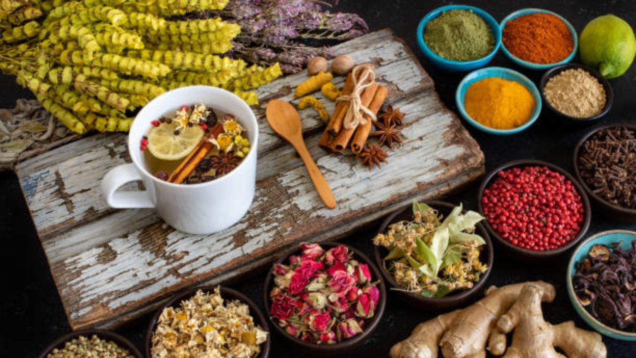 सर्दी आणि प्रदूषण दोन्हीमुळे खोकल्याची समस्या जाणवू लागते. यावर वेळीच कोणता उपाय केला नाही तर हा खोकला वाढू शकतो. 
