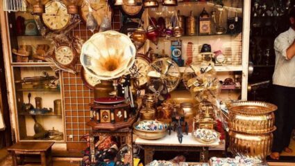 Mumbai Chor Bajar : मुंबईचा चोर बाजार माहितीये का? स्वस्तात मिळतात इथे महागातील महाग वस्तू