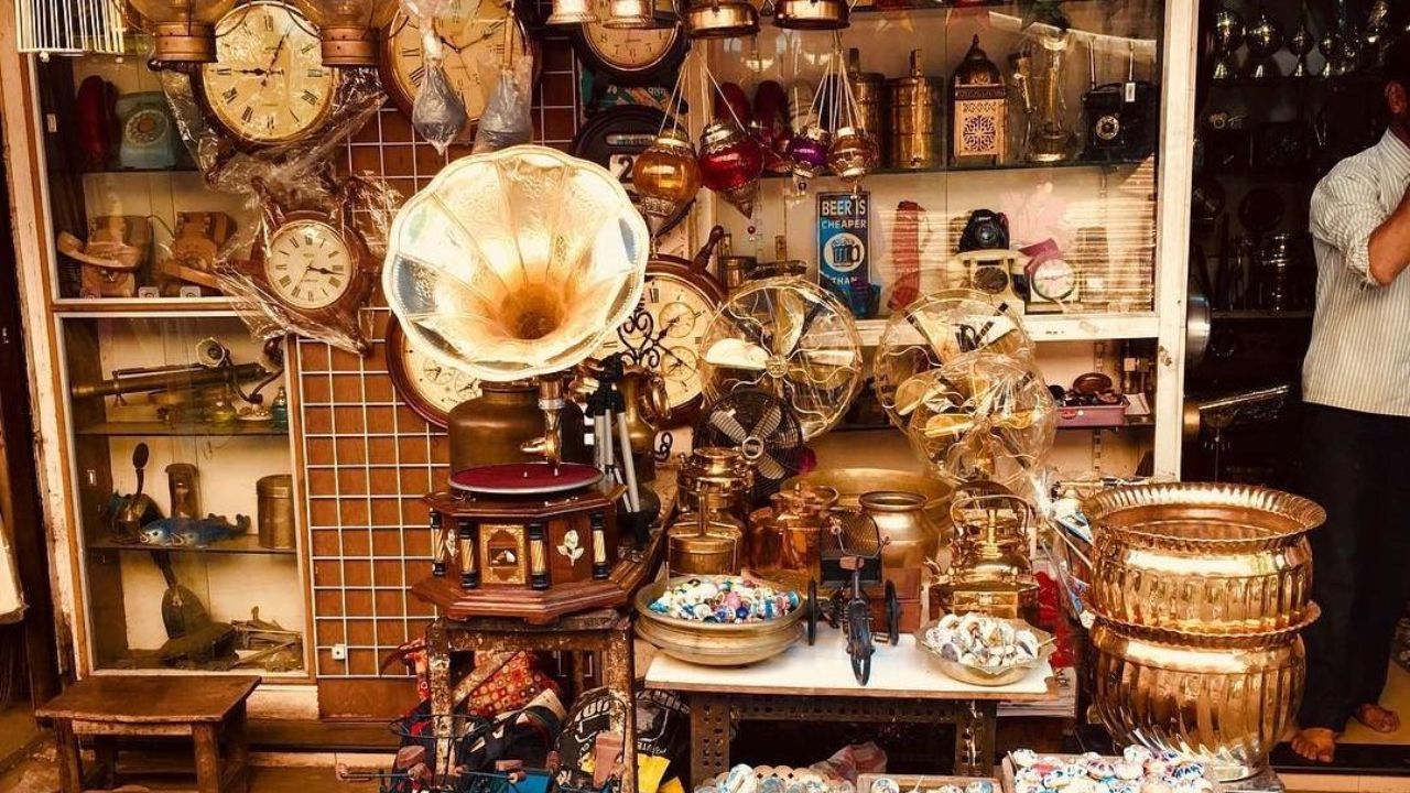 Mumbai Chor Bajar : मुंबईचा चोर बाजार माहितीये का? स्वस्तात मिळतात इथे महागातील महाग वस्तू