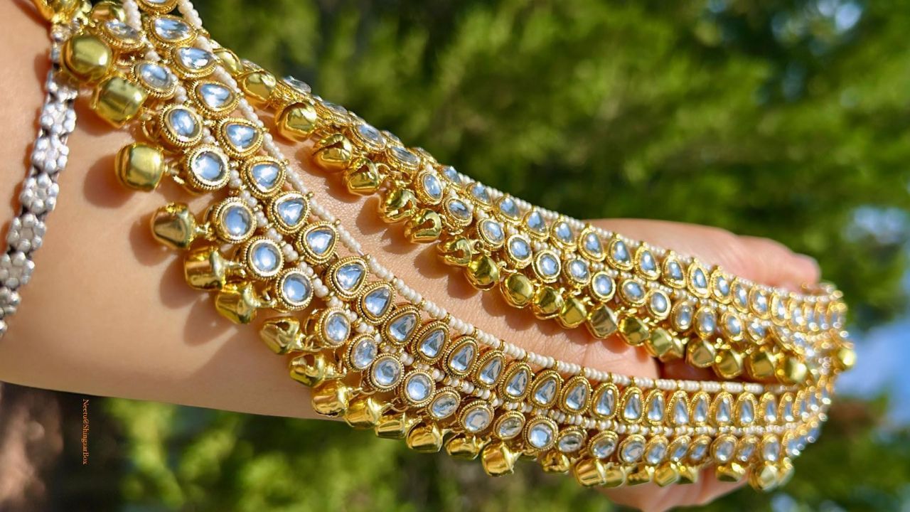 पोलकी मणी आणि घंट्यांनी सजवलेले पट्टे पायांना स्टाईशिल आणि सुंदर लुक देऊन जातात. हे दिसायला हेवी असले तरी त्यांचे वजन फारसे नाही आणि ते पायांना एक आरामदायी अनुभव देतात. लग्न किंवा कोणत्याही पारंपारिक समारंभासाठी तुम्ही याची निवड करु शकता. 
