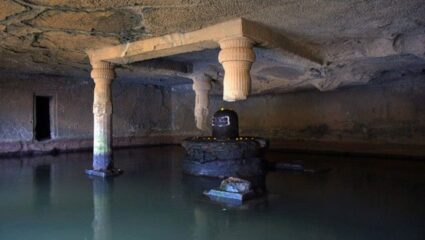 4 युगांची कथा दडलीये या मंदिरात, 3 स्तंभ पडले आता उरलाय कलियुगचा स्तंभ, खाली पडताच… 