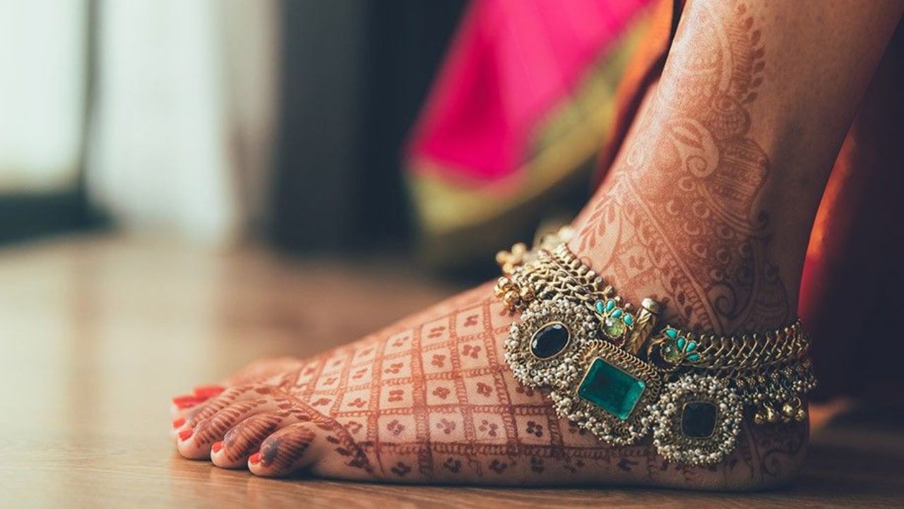 लग्नाच्या सीजनसाठी वधूसाठी अँकलेट सध्या फार चर्चेत आहे. मोठे स्टोन्स पैंजणांना नेकलेससारखा लुक देतात पण पायांत ते आणखीन आकर्षित वाटतात. यामुळे फोटोजमध्ये वधूचा लुक आणखीनच खुलुन येतो. 
