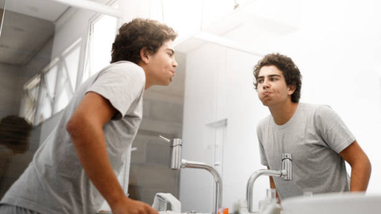 कोमट पाण्यात मीठ मिसळून गुळण्या केल्याने खोकला कमी होतो. यामुळे घसा खवखवणेही कमी होते. गुळण्या करताना जितक्या वेळ तुम्ही पाणी घशात ठेवू शकता तितक्या वेळ त्याला घशात ठेवण्याचा प्रयत्न करा. 
