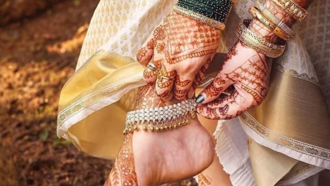 साध्या पण आकर्षित अशा पैंजणाच्या तुम्ही शोधात असाल तर हलक्या पांढऱ्या रंगाचा अँकलेट तुमचा लुक आकर्षक बनवेल. मोत्यांनी जडलेले पांढरे स्टोन आणि नाजूक घंटा साधा पण पैंजणांना शाही टच देतात. 
