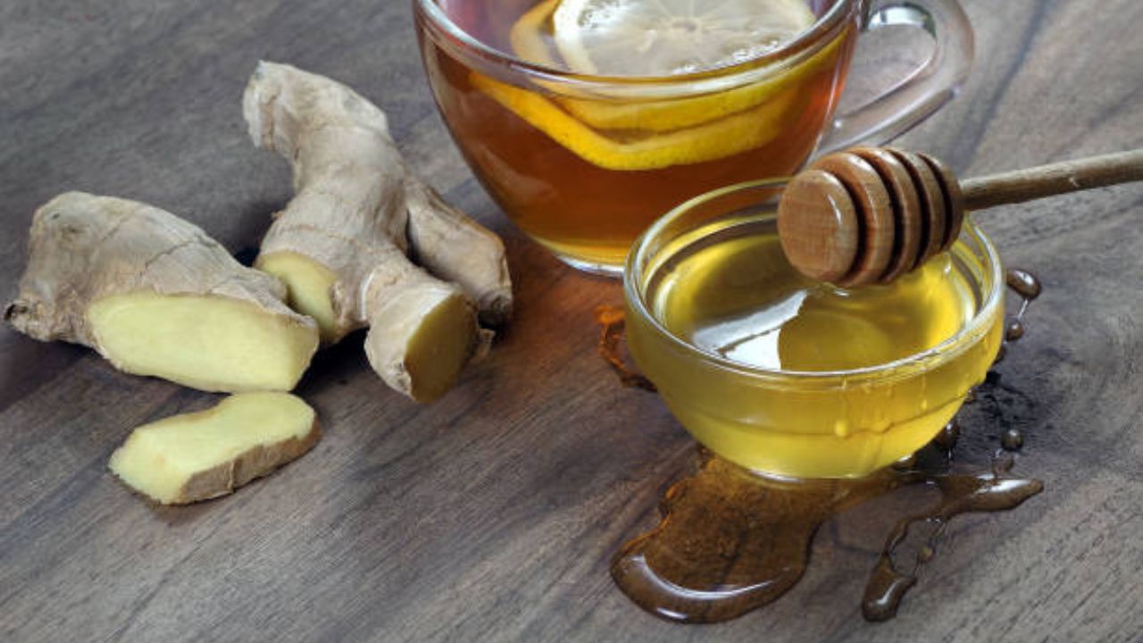 आल्यात दाहक-विरोधी गुणधर्म असतात जे खोकला आणि घसा खवखवण्यापासून आराम देतात. आल्याचा रस तयार करून त्यात चमचाभर मध मिसळा आणि याचे सेवन करा. चहामध्येही आल्याचे तुकडे टाकून चहाचे सेवन केले जाऊ शकते. 
