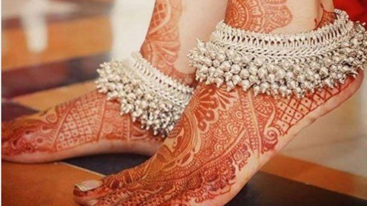 आजकाल पारंपारिक चांदीचे पैंजण देखील फार ट्रेंडमध्ये आहेत. ते वधूला शाही लुक मिळवून देतात आणि चालताना यातून येणारा छुमछुम आवाज मनाला सुखावणारा ठरतो. भरगच्च घुंगरुंनी भरलेले हे पैंजण सुंदर पण पारंपारिक लुकसाठी परफेक्ट आहेत
