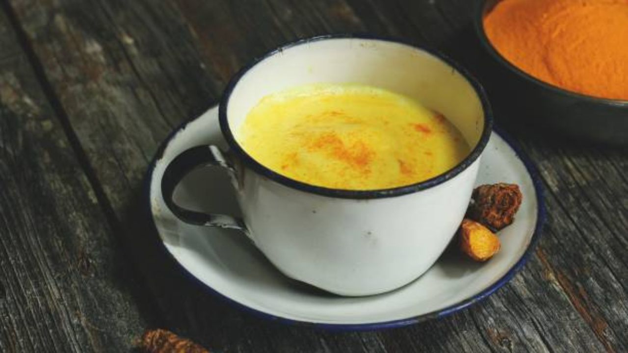 हळदीमध्येही दाहक-विरोधी गुणधर्म असतात जे खोकला कमी करण्यास मदत करतात. अर्धा चमचा हळद एक ग्लास दुधात मिसळा आणि याचे सेवन करा.  यामुळे तुमचा घसा शांत होईल आणि खोकला नियंत्रित होण्यास मदत होईल. 