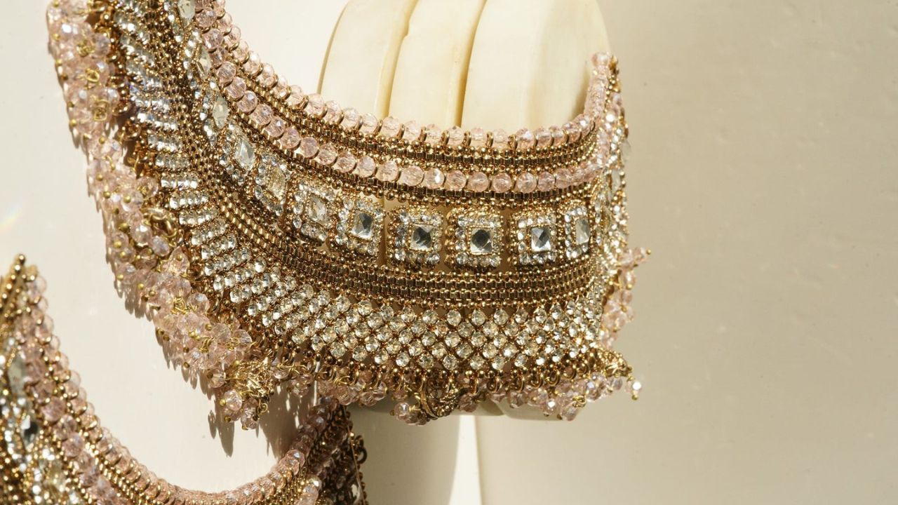 या हेवी पैंजणाची रचना देखील फार सुंदर आणि आकर्षक आहे. स्टोन आणि मोत्यांनी जडलेले हे पैंजण पायांचे सौंदर्य वाढवते आणि परंपरेला आधुनिक टच देते. 
