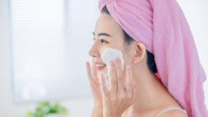 चेहऱ्यावर कच्चं दूध लावल्याने त्वचेच्या ‘या’ समस्या होतील दूर; आठवड्याभरातच दिसून येतील सकारात्मक परिणाम