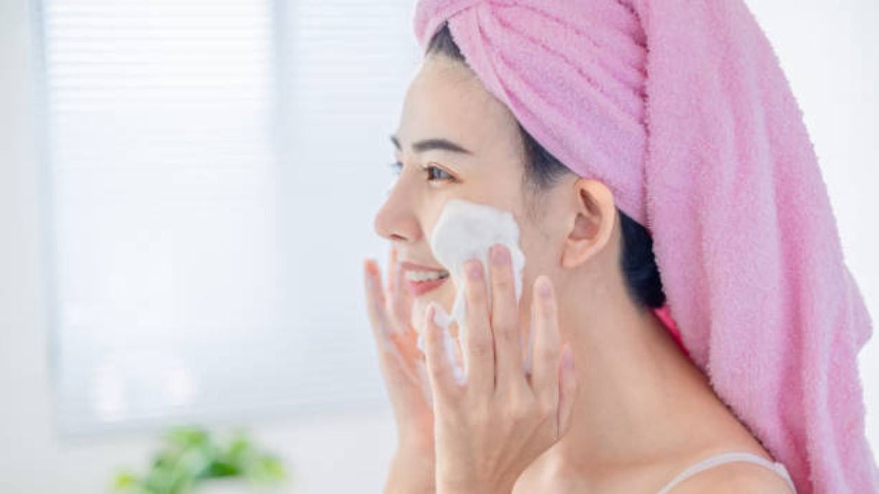 चेहऱ्यावर कच्चं दूध लावल्याने त्वचेच्या ‘या’ समस्या होतील दूर; आठवड्याभरातच दिसून येतील सकारात्मक परिणाम