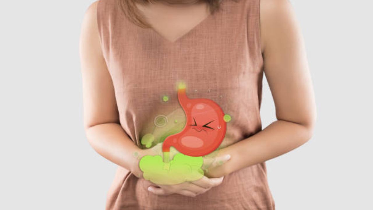पोट सारखं जड होतंय? पोटात साठलेली सर्व गॅस लगेच पडेल बाहेर, आयुर्वेदिक डॉक्टरांनी सांगितल्या 3 पद्धती; वापरताच मिळेल आराम
