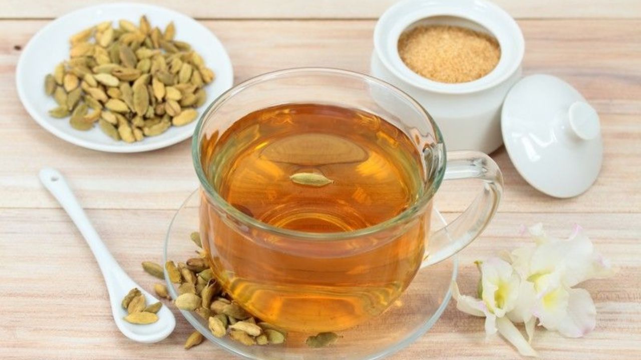 Cardamom water : कोणत्या जादूहुन कमी नाही ‘वेलचीचे पाणी’, फायदे ऐकाल तर रोजच प्याल