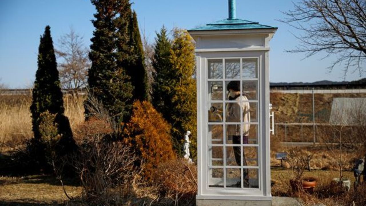 अनोखा टेलिफोन ‘बूथ’ जो मृत व्यक्तींशी संवाद साधतो… हे नेमकं आहे तरी कुठे? सविस्तर जाणून घ्या