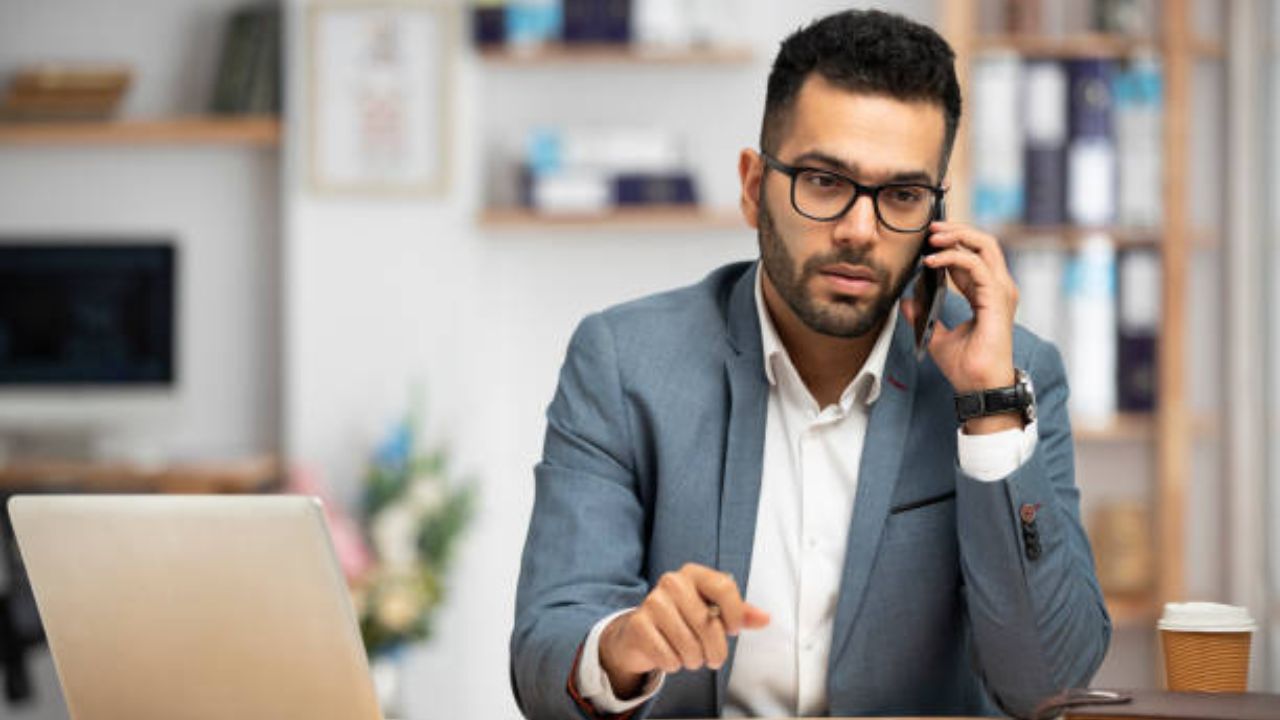 टेलिफोनचा शोध अलेक्झांडर ग्राहम बेल यांनी लावला. हा मानवी इतिहासातील सर्वात प्रमुख शोध होता. आजकाल फोन लावताच पहिला शब्द हॅलो बोलण्याची परंपरा नित्यनियमाने पाळली जाते.