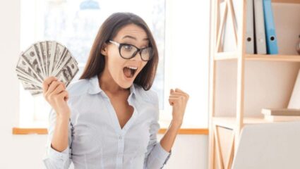 असा मालक मिळायला तर नशीबच लागेल! कंपनी विकून मालकाने 540 कर्मचाऱ्यांना वाटले तब्बल 2000 कोटी