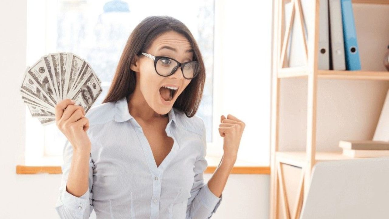 असा मालक मिळायला तर नशीबच लागेल! कंपनी विकून मालकाने 540 कर्मचाऱ्यांना वाटले तब्बल 2000 कोटी