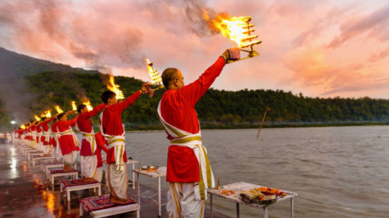 लोकांमध्ये वाढतोय धार्मिक पर्यटनाचा ट्रेंड, या तीर्थक्षेत्राला अधिक मागणी; टूर ऑपरेटरचे नवीन पॅकेज लाँच