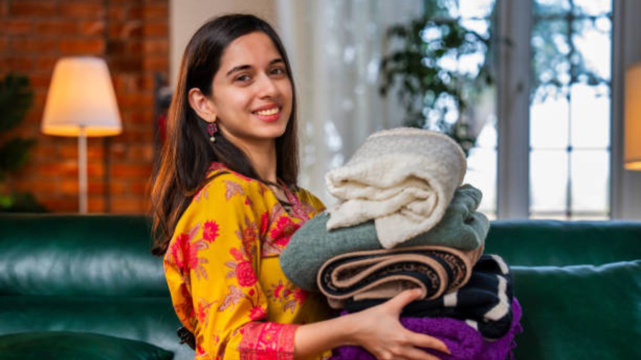 Best Fabric For Winter : या 5 फॅब्रिकचे कपडे हिवाळ्यात शरीराला उबदारपणा देतील