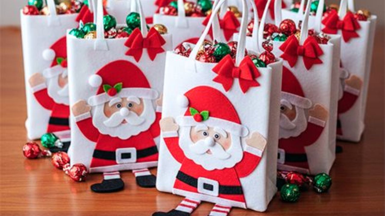 Christmas 2025 : ख्रिसमसला मुलांच्या चेहऱ्यावर हसू फुलवायचंय? मग त्यांना गिफ्ट करा या खास भेटवस्तू