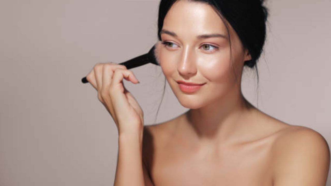 घरगुती ब्लश त्वचेला सुरक्षित ठेवते आणि नैसर्गिक पद्धतीने सुंदरताही मिळवून देते. 
