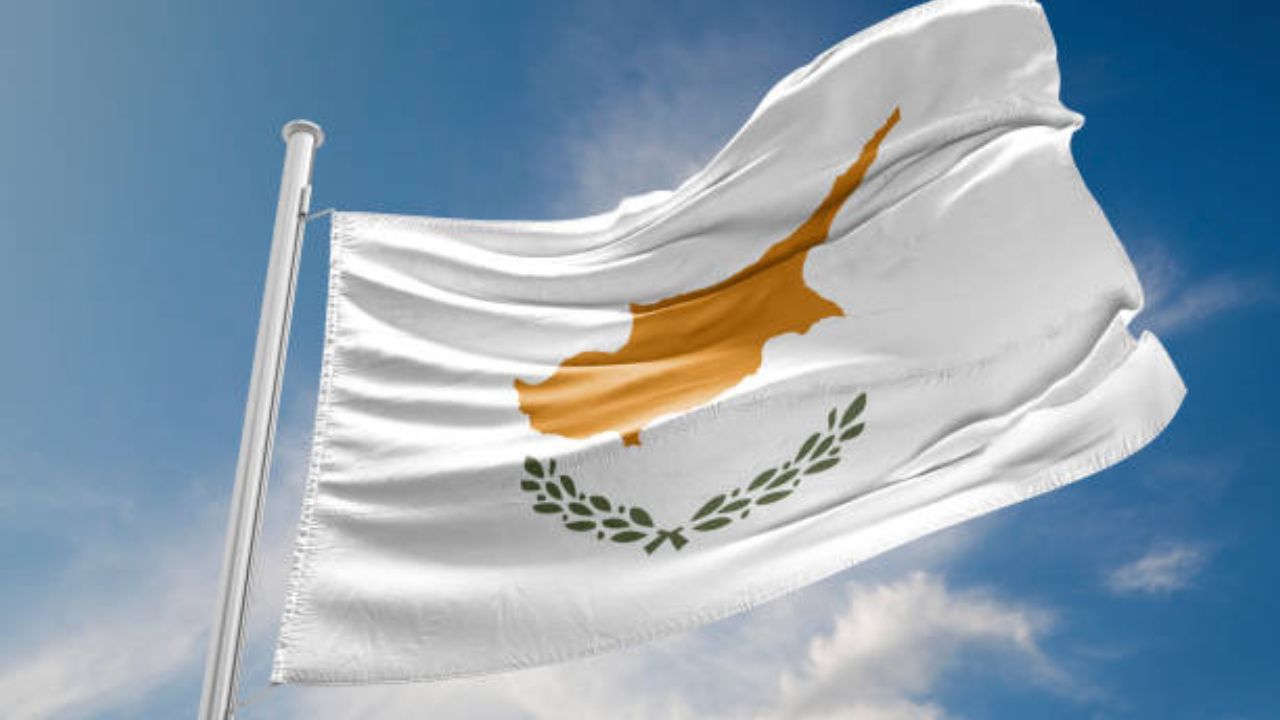 या देशाचे नाव आहे सायप्रस. सायप्रसला ब्रिटिश राजवटीपासून स्वातंत्र्य मिळाले तेव्हा एक नवीन संविधान तयार करण्यात आले. या संविधानात देशाचा ध्वज आणि राज्य चिन्ह स्पष्टपणे परिभाषित केले होते, परंतु 