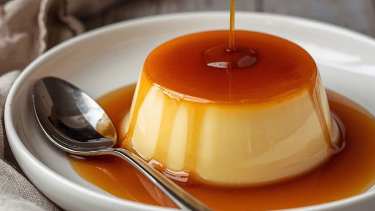 कॅरेमल कस्टर्ड - लहान मुलांना या मऊदार गोड पदार्थाची चव फार आवडते. यासाठी प्रथम साखरेला वितळवून तयार पाक एका भांड्यात ओता. आता गॅसवर दूध गरम करुन यात साखर आणि बाजारातील काही चमचे कस्टर्ड पावडर टाकून व्यवस्थित मिसळा. तयार मिश्रण साखरेचा पाक असलेल्या भांड्यात ओता. त्याला १० मिनिटे इडलीच्या भांड्यात मध्यम आचेवर वाफ द्या आणि मग फ्रिजमध्ये ७-८ तास ठेवून द्या. यानंतर भांड्यातील तयार कॅरेमल कस्टर्ड एका प्लेटीत उलटे करुन खाण्यासाठी सर्व्ह करा. 
