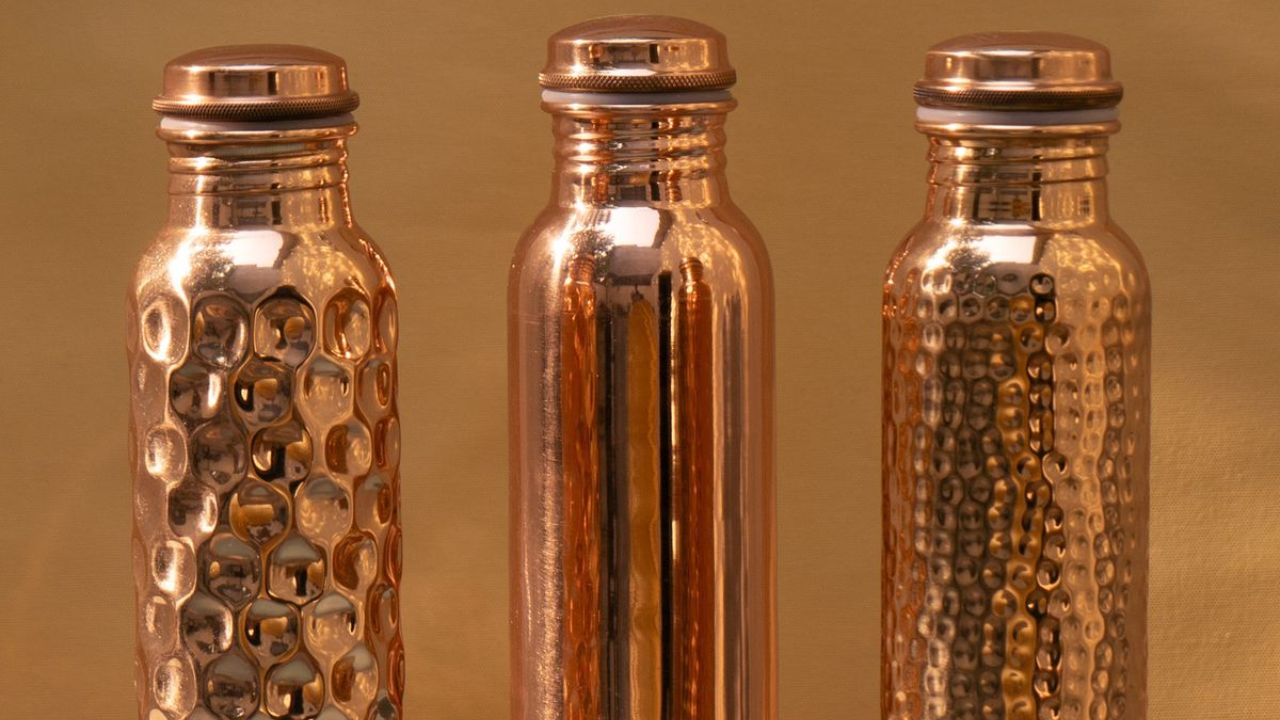 तांब्याच्या बाटलीत कोमट पाणी किंवा खोलीच्या तापमानातील पाणी पिणे पिणे योग्य ठरेल. तांब्याच्या बाटलीत पाणी ६-८ तास ठेवा, मग ते अँटी-बॅक्टेरियल गुणधर्मांसह