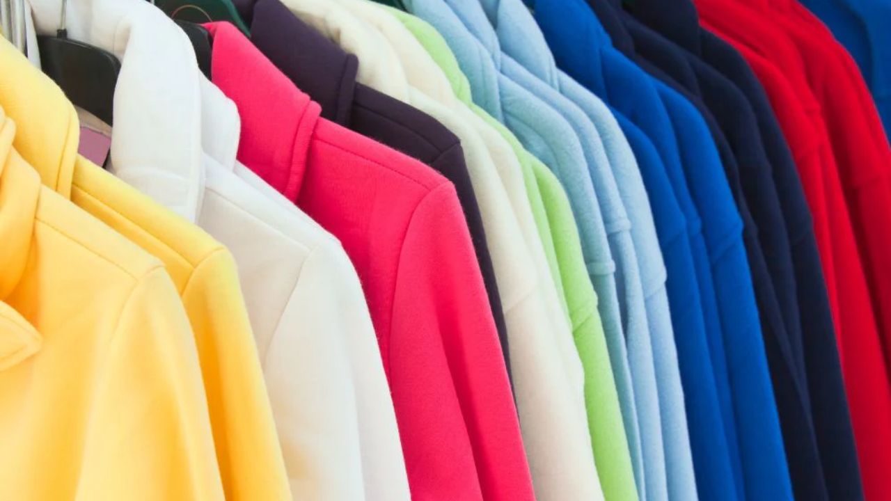 फ्लीस - हे हलके आणि मऊ कापड आहे जे शारीराला उबदारपणा देते. फार वजनदार नसल्याने याचा रोजच्या जीवनात वापर केला जाऊ शकतो. हे कापड सुकायलाही फार वेळ घेत नाही आणि लवकर सुकते. 
