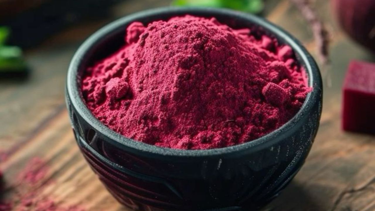 घरच्या घरी ब्लश बनवण्यासाठी एक चमचा बीटरूट पावडरमध्ये २-३ थेंब गुलाबजल मिसळा आणि एक पेस्ट तयार करा. 
