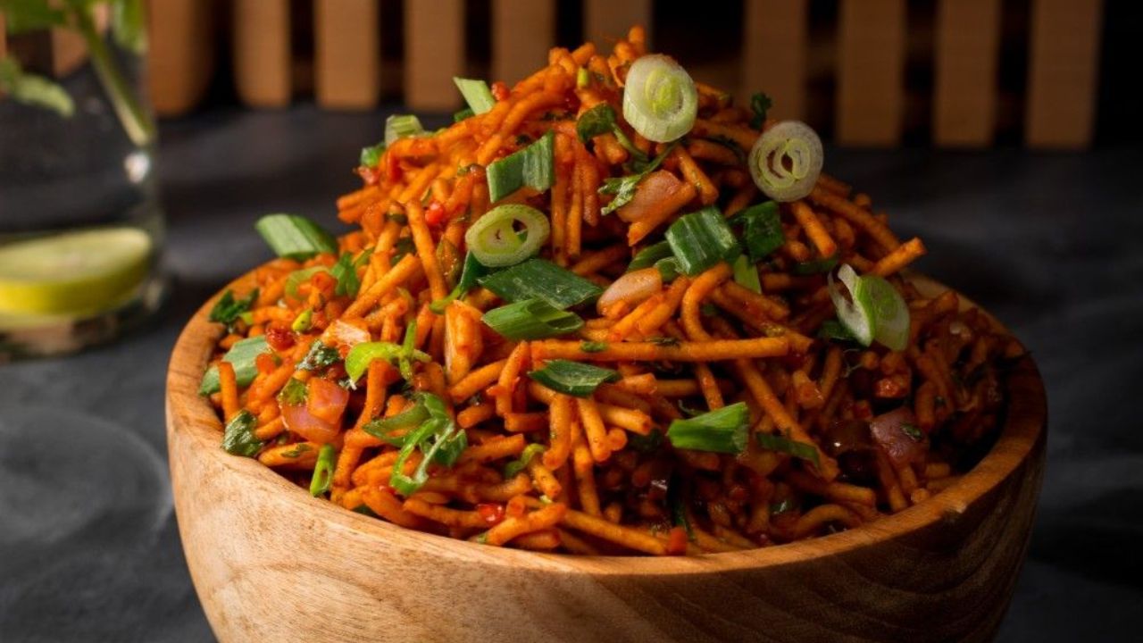 Recipe : लहान मुलांसाठी आता घरीच बनवा स्ट्रीट स्टाईल कुरकुरीत ‘चायनीज भेळ’