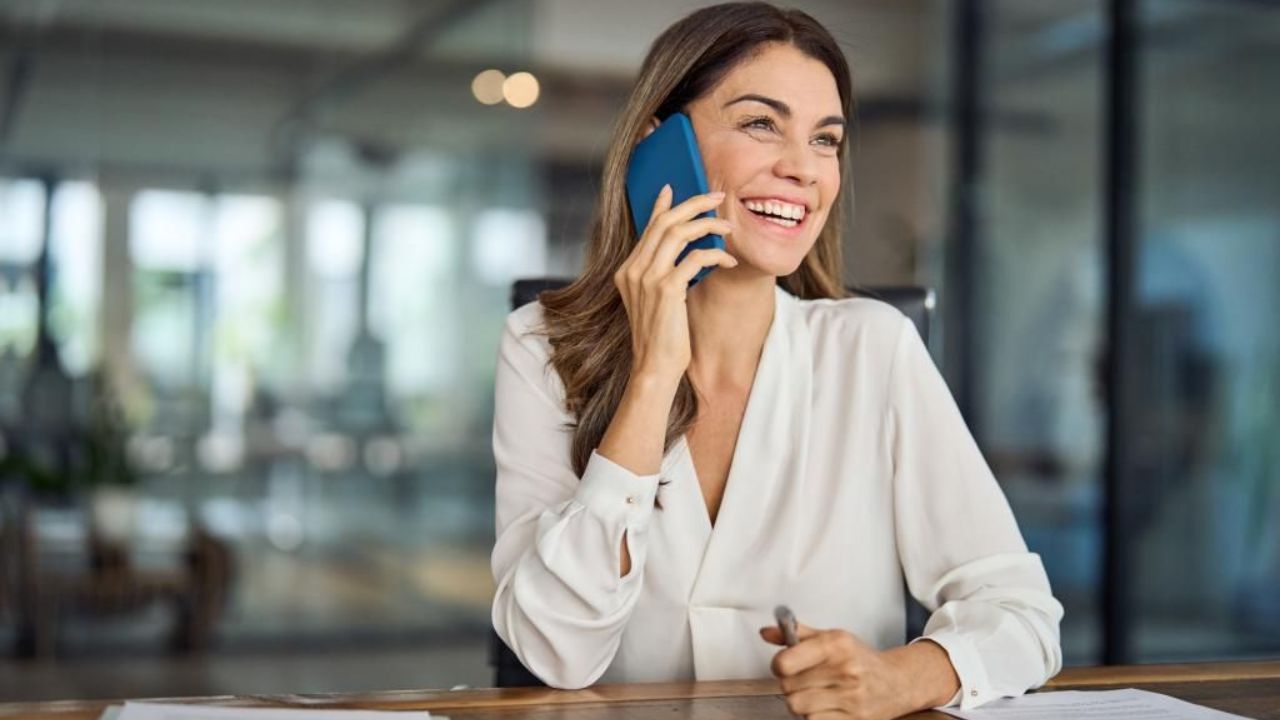 पण तुम्हाला माहिती आहे का? हॅलो बोलण्याची ही परंपरा सुरवातीला नव्हती. असे म्हटले जाते की टेलिफोनवर 'अहोय' हा शब्द वापरणारे ग्रॅहम बेल हे पहिले होते.