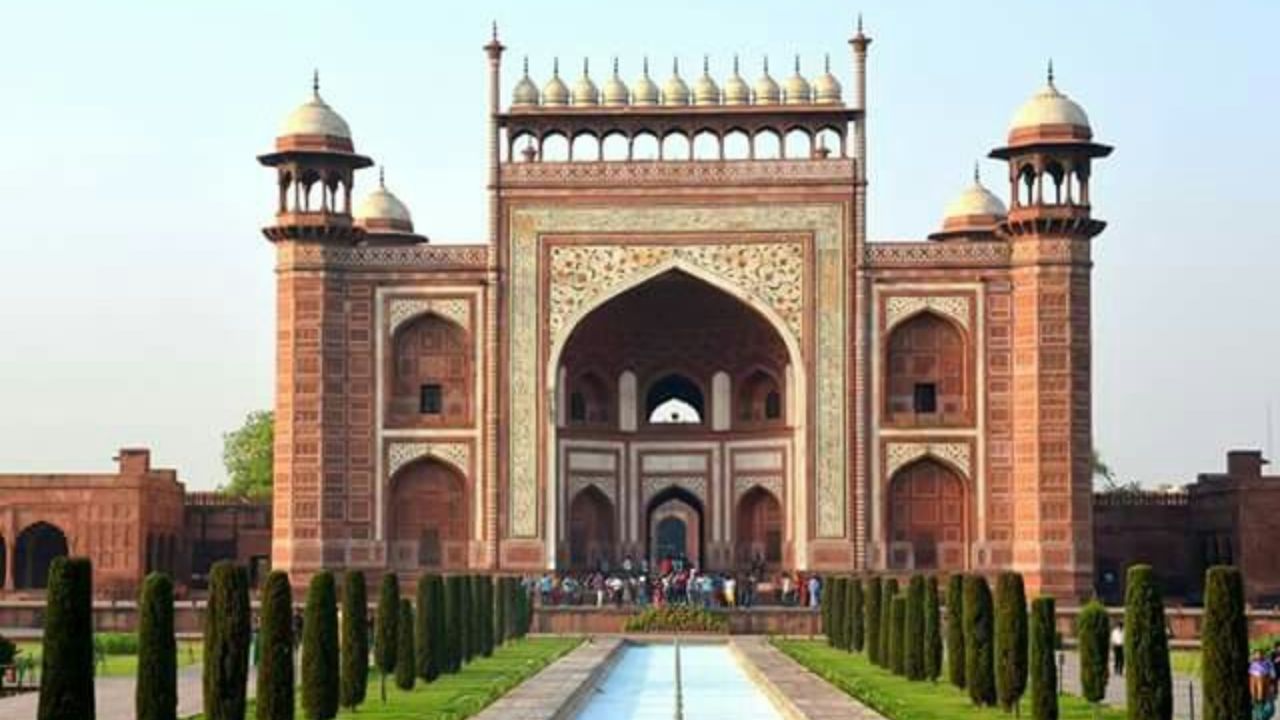  ताजमहालचा दक्षिणेकडील बंद दरवाजा - ताजमहलच्या या भागात पर्यटकांना जाण्यास मनाई आहे. या बंद दरवाजांमागे प्राचीन शिवमंदिर असल्याचा दावा काही लोक करतात. 
