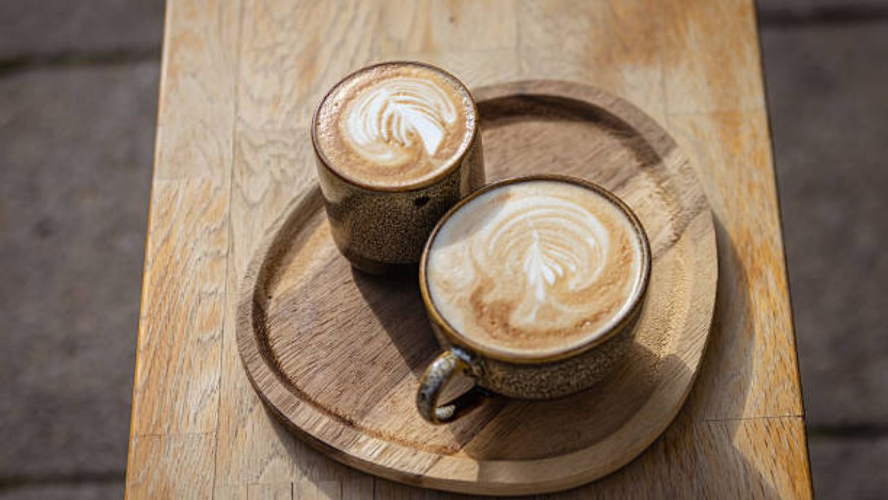 आता यात काही थेंब पाणी टाका आणि फेटून काॅफीला मलाईदार बनवा. ही काॅफी फेसाळ झाली की फेटणे थांबवा.