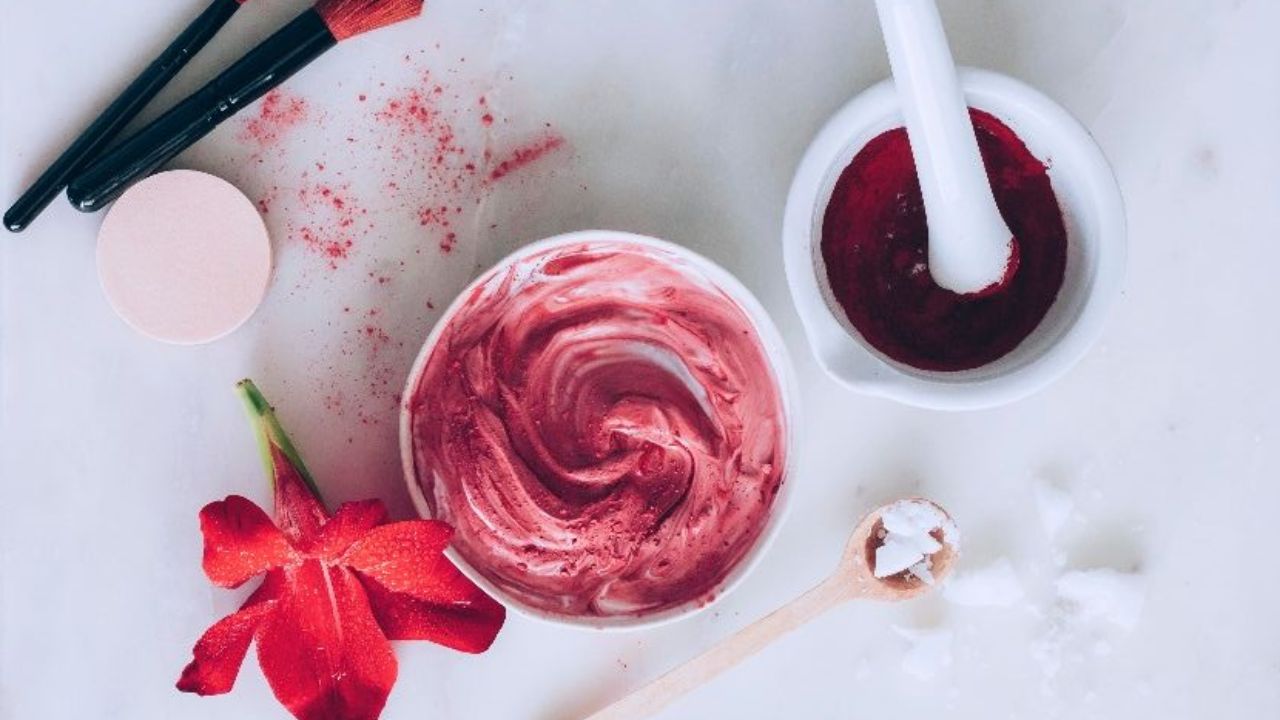 हिवाळ्यात गालांवर गुलाबी चमक फार आकर्षक आणि सुंदर वाटते. बाजारातून केमिकल-बेस्ड ब्लश खरेदी करण्याऐवजी, तुम्ही ते घरीच बनवू शकता. 
