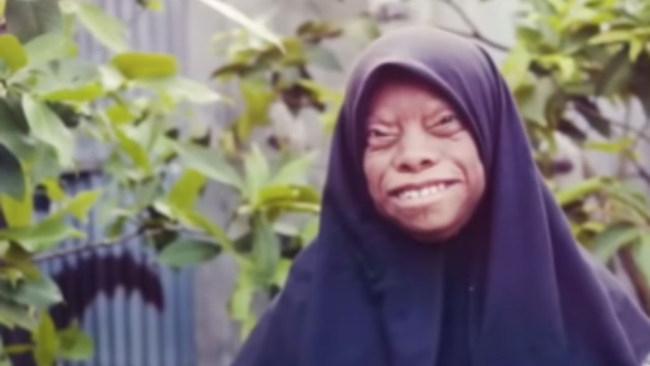 त्याचे डोळे फुगले, त्वचा घट्ट झाली आणि चेहरा अचानक एका सरड्यासारखा दिसू लागला. आश्चर्याची गोष्ट म्हणजे अवघ्या काही काळातच शरीरात हे बदल घडून आले. म्हणजेच सूर्या मुरंग सकाळी वेगळा दिसत होता सामान्या मनुष्यासारखा पण संध्याकाळ होताच संपूर्ण चित्र पालटले. 
