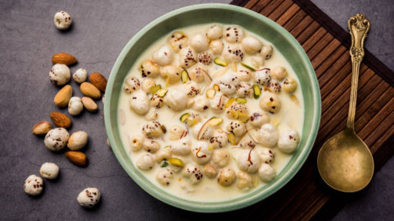 मखाना खीर - जर तुम्ही नवीन वर्षासाठी खीर बनवण्याचा विचार करत असाल, तर तुम्ही भाताऐवजी मखाना खीर बनवावी. मखाने लवकर शिजतात. मखाने भाजून घ्या. काही बाजूला ठेवा आणि उरलेले बारीक करा. ते दुधात घाला आणि शिजवा. नंतर, साखर, वेलची पावडर, उरलेले संपूर्ण मखाने आणि उरलेले काजू आणि सुकामेवा घाला. 
