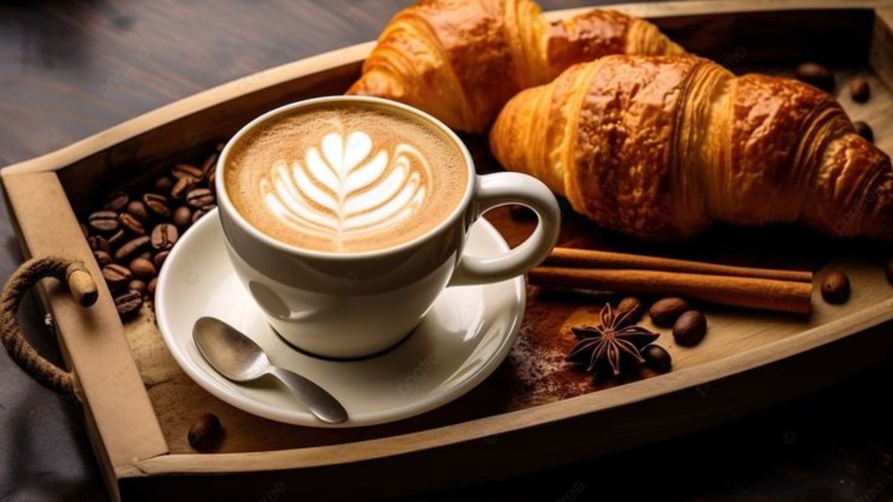 आता या फेसाळ काॅफीमध्ये गरम दूध टाका आणि चांगले मिसळून घ्या. थोडे घट्ट आणि गरम दूध काॅफीची चव आणखीन वाढवते.