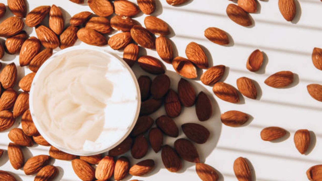 फेसपॅक तयार करण्यासाठी प्रथम २ ते ४ बदाम नीट बारीक करा. आता, एका भांड्यात ताजी दुधाची क्रीम आणि किसलेले बदाम घाला आणि ते पूर्णपणे मिसळा.