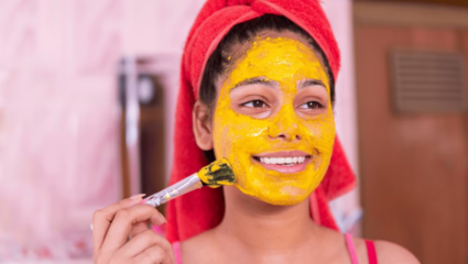 अशा प्रकारे चेहऱ्यावर लावा हळद! चेहऱ्यावरचे डाग धब्बे दूर जातील पळत