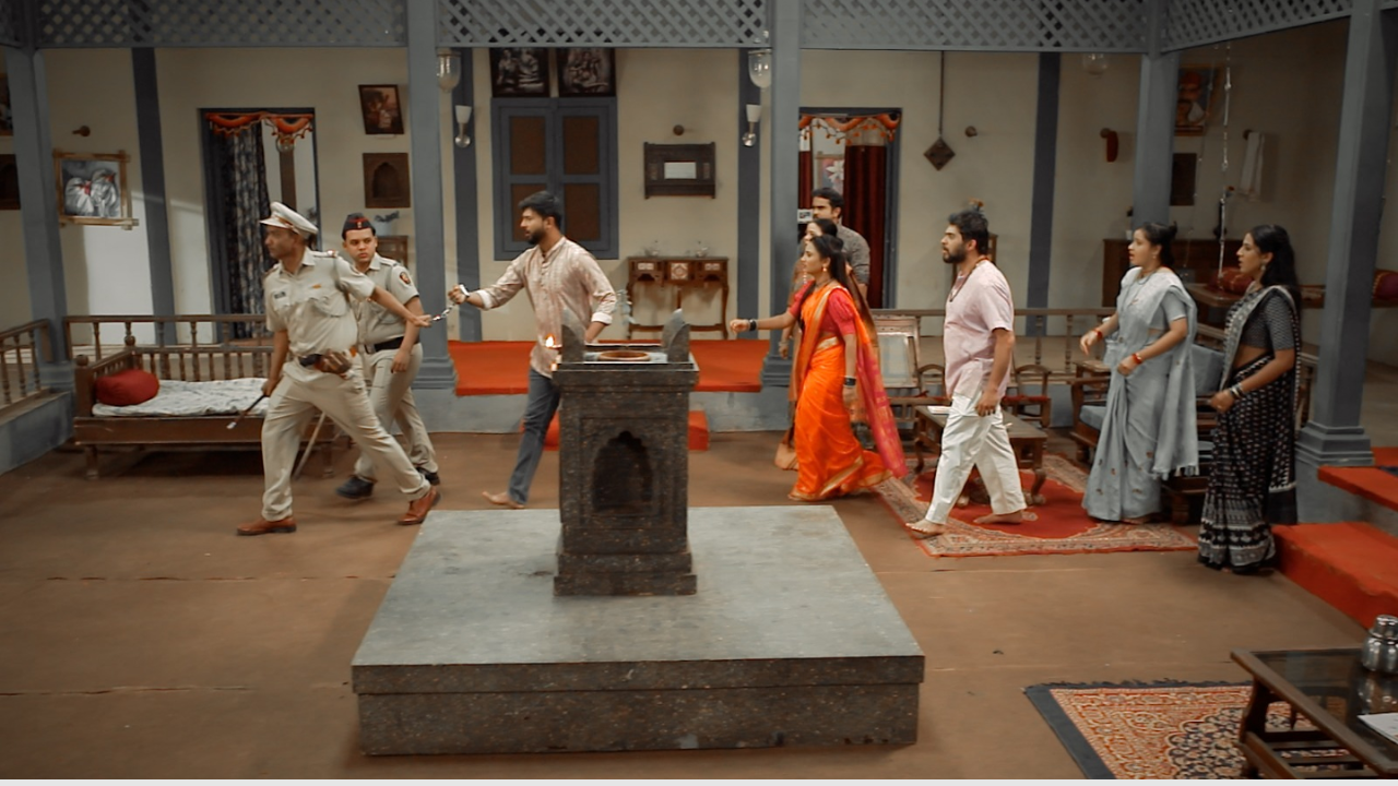 इंद्रायणीला अधोक्षजपासून दूर करू शकेल का श्रीकला? लढाईत इंदूला मोठ्याबाईंची भक्कम साथ