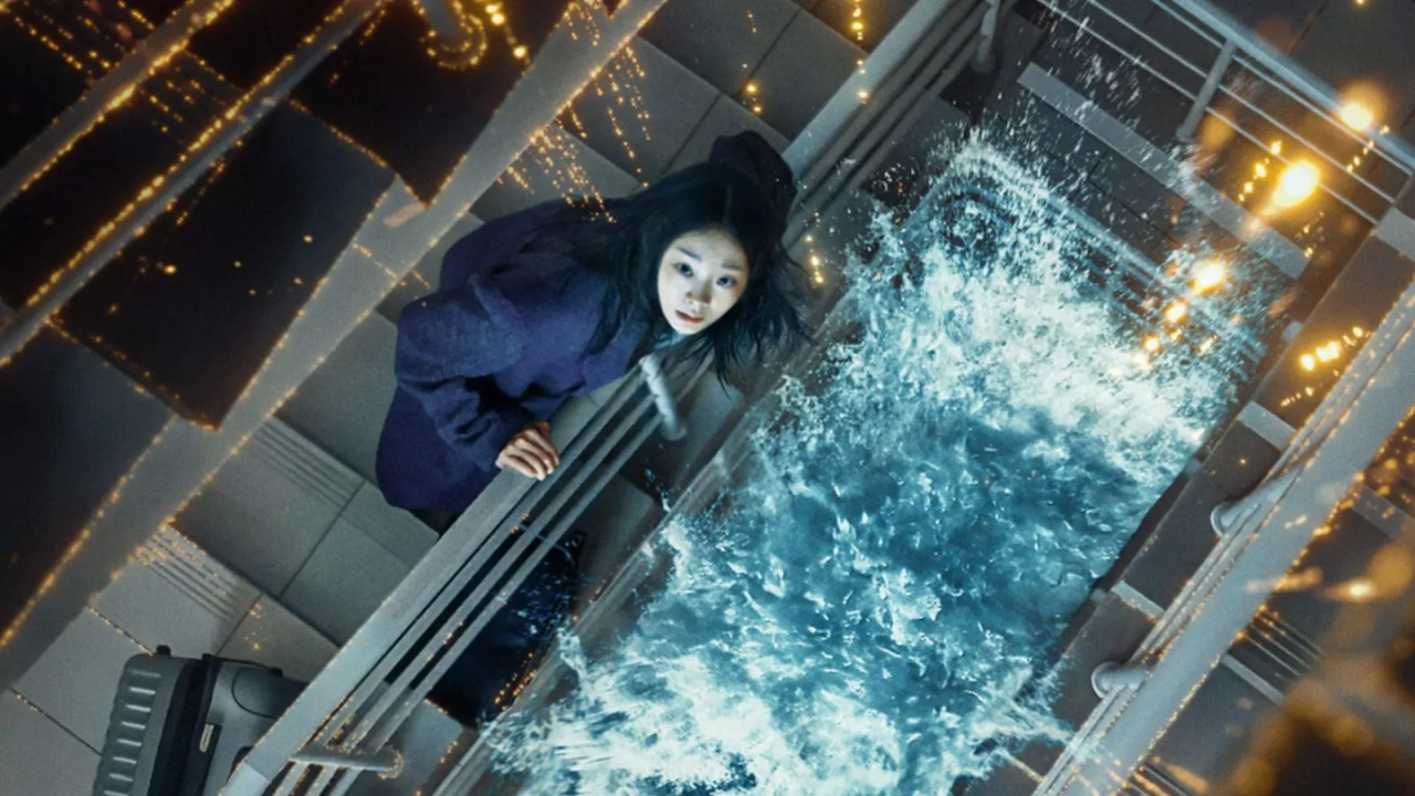 या कथेत सुरुवातीला चित्रपटाचे मुख्य पात्र (आई आणि तिचा ६ वर्षांचा लेक) दोघे त्यांच्या तिसऱ्या मजल्यावरील घरात झोपले असतात. त्यावेळी मुलगा त्याच्या आईला सांगतो की बाहेर पाणी भरलंय आणि इथून चित्रपटाला सुरुवात होते. 