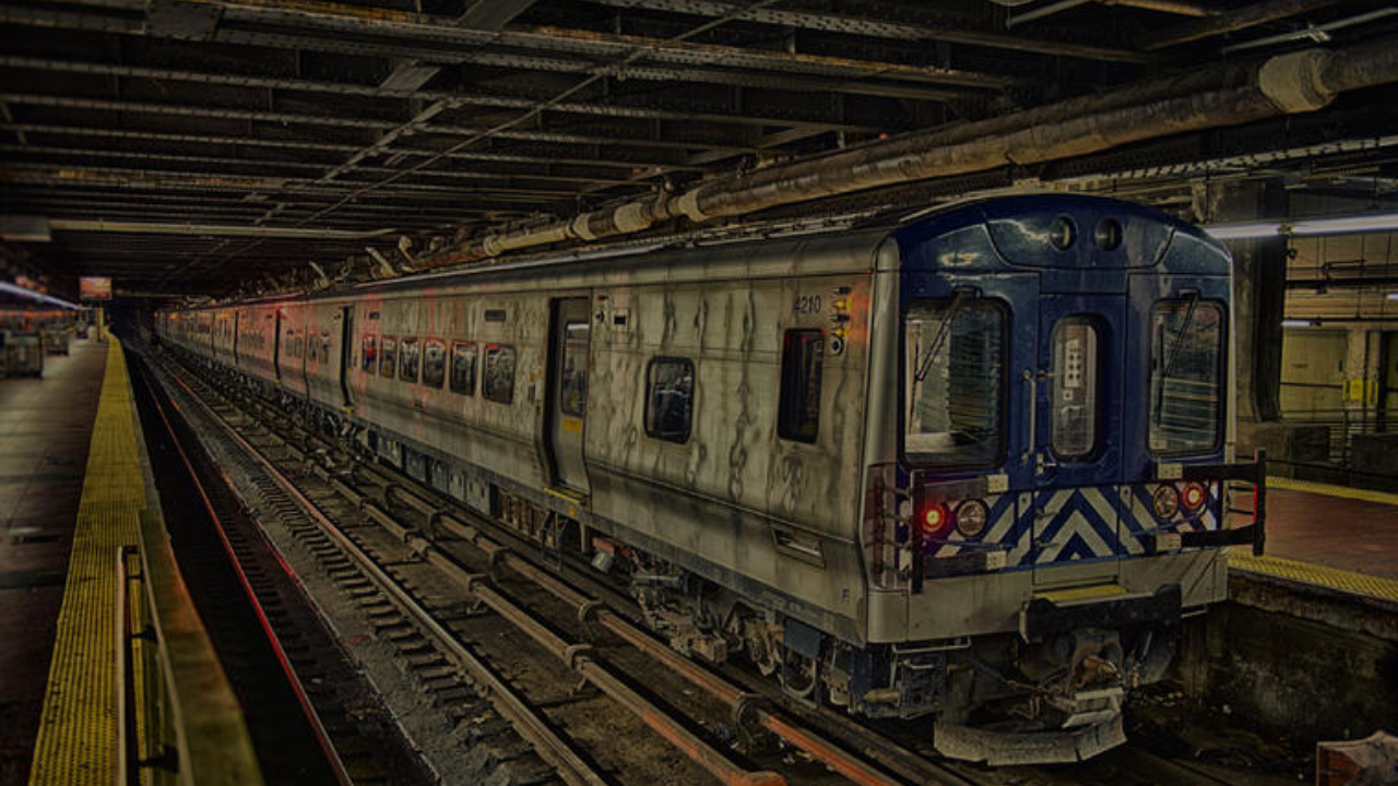 Horror Story: ‘तो’ दरवाजाकडे धावत गेला अन् उडी मारली! अंधेरी स्थानकावर घडलेला भयंकर प्रकार