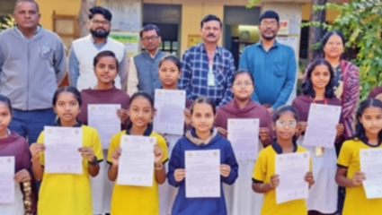 Washim News: लेखिका संमेलनात विद्यार्थिनींचा सहभाग; ‘कवी कट्टा’मध्ये कामरगावच्या १२ विद्यार्थिनींचे काव्यवाचन