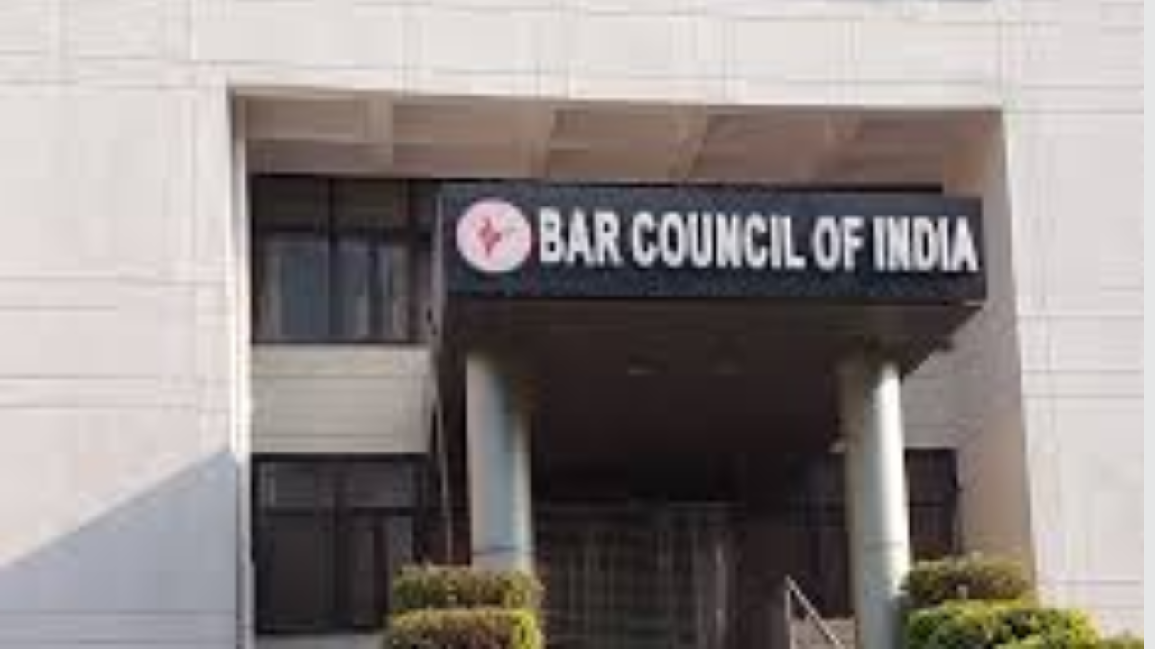 लॉ विद्यार्थ्यांनी धरली कोर्टाची वाट! All India परीक्षेत घडलेल्या प्रकारांमुळे नाराजी