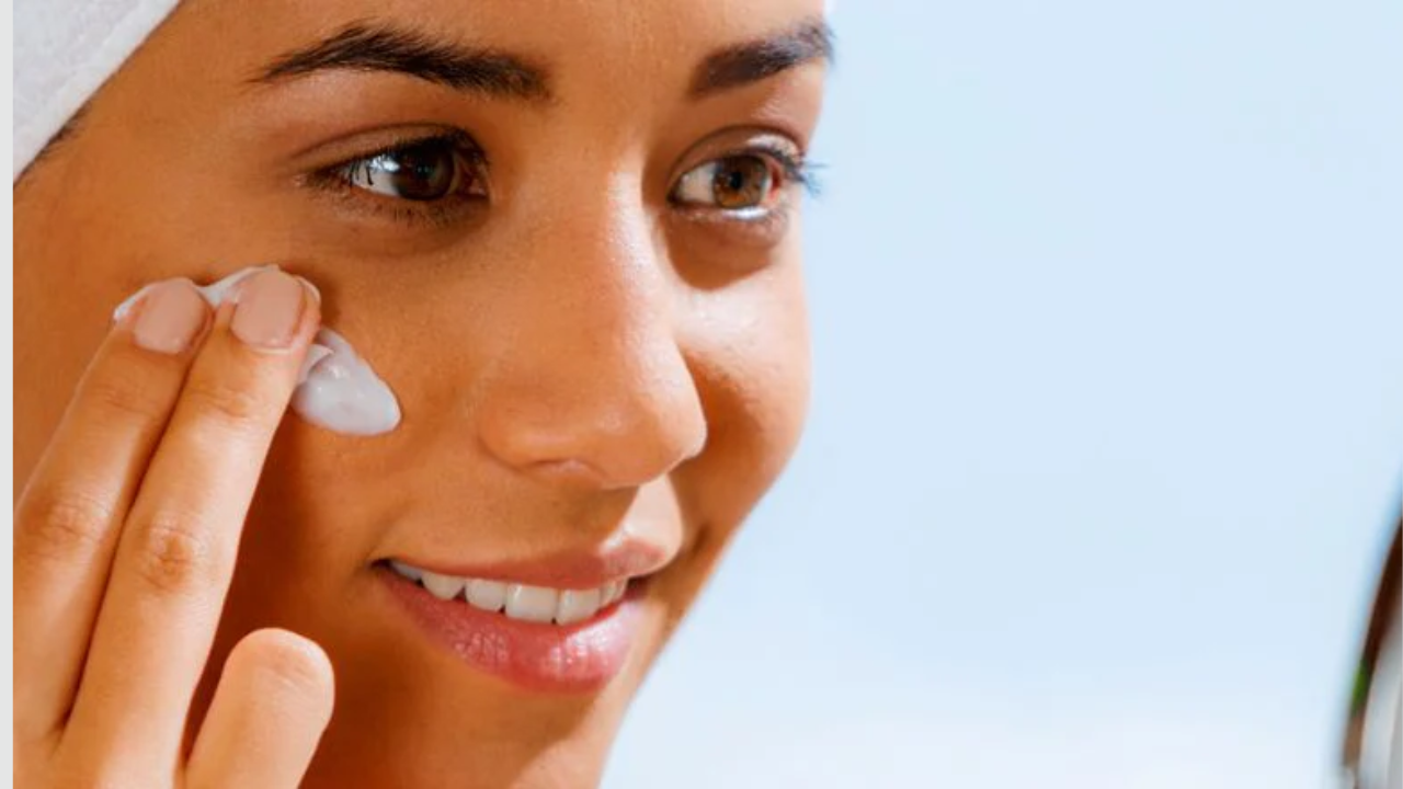 हिवाळ्यात चेहऱ्याला वाचवा! ‘हा’ फेस पॅक ठरेल फायदेशीर, आजपासूनच सुरु करा